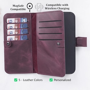 Könnte beinhalten: Geöffnete, weinrote Leder-Handyhülle mit Kartenfächern und Magnetverschluss. Kompatibel mit kabellosem Laden und MagSafe. Der Text lautet "5 - Lederfarben" und "Personalisiert".