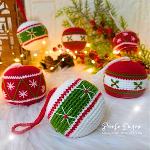 Op de afbeelding: Gehaakte kerstballen in rood, wit en groen. De ballen hebben verschillende patronen, waaronder sneeuwvlokken en geometrische ontwerpen. Elke bal heeft een lus om op te hangen. Het thema is feestelijk en handgemaakt.