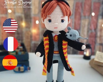 Wzór szydełkowy na chłopca czarodzieja: lalka amigurumi z myszką (plik PDF w języku angielskim, hiszpańskim i francuskim)