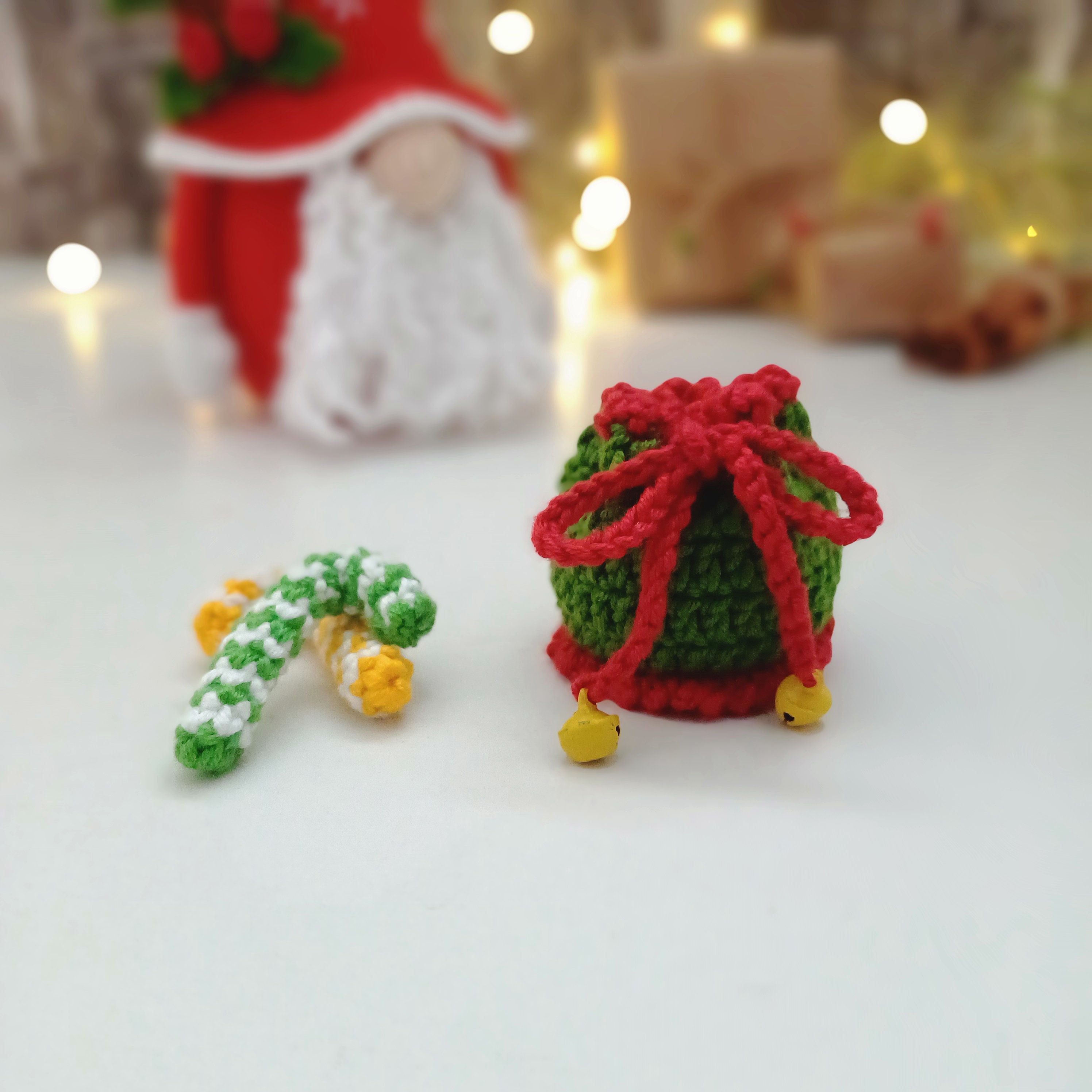 クリスマスノームの編み図：袋とサトウキビを持ったサンタクロースの