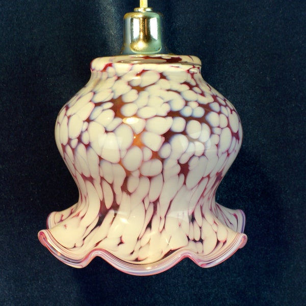 Français suspension, bords cannelés ondulés, teinte mouchoir en verre opalin blanc et rose vintage, Art Nouveau