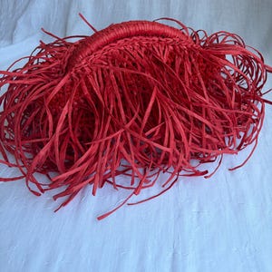 Handvirkad Raffia Fringe Clutch – Boho Chic Sommar Aftonväska – Finns i olika färger – Röd