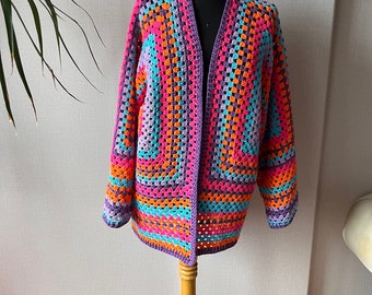 VERSANDFERTIG | Handgefertigte schwarze Häkeljacke, schwarze Winterjacke, Regenbogen-Häkeljacke, bunte Häkeljacke, Oma Quadrat