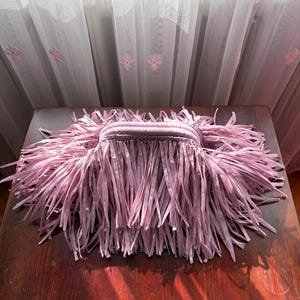 Handgjord rosa raffiafranskupong - Naturlig stråväska - Raffiaaftonväska - Bohochic sommarkupong - Vävd raffiahandväska - Pinkbag