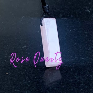 Rosenquarz Halskette Crystal Healing Halskette mit Geschenkkarte, Rechteckiger Anhänger Chakra Reiki Geschenk, Symbolisches Geschenk mit Bedeutung. Yoga Geschenk