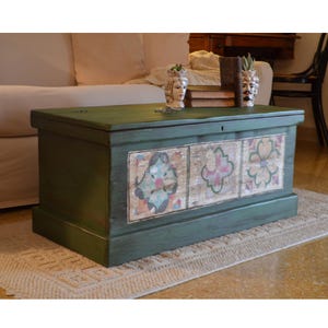 Handmålad antikgrön förvaringsbänk tillverkad i Italien, blommig shabby chic filtbyrå och rustik TV-bänk för lantligt hem