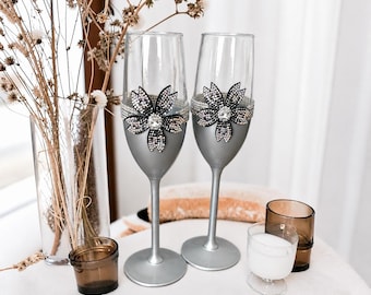 Set van 2 zilveren champagneglazen met strass-steentjes en bloemmotief, ideaal als toastglas voor een bruiloft.