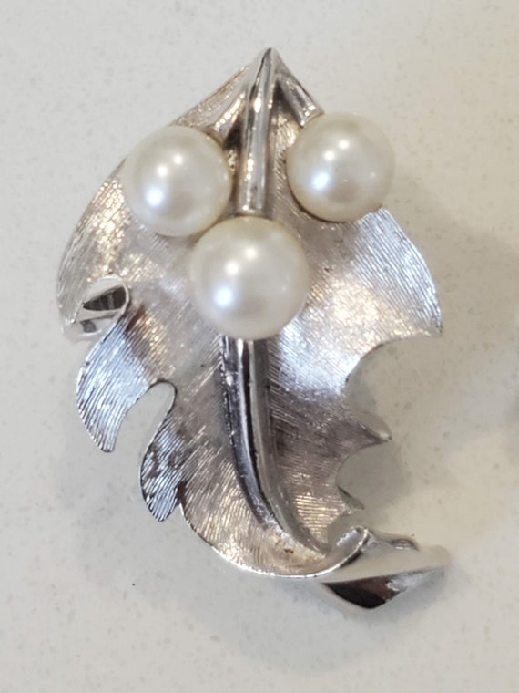 Vintage 1960s Signed Monet Silver Leaf and Pearl … - image 4