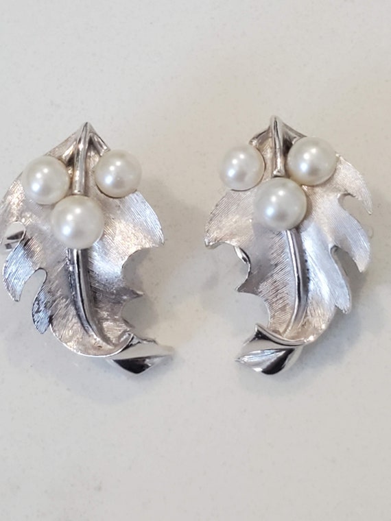 Vintage 1960s Signed Monet Silver Leaf and Pearl … - image 1