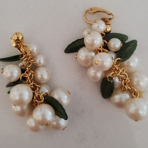 Vintage 1970s Faux Pearl and Green Leaf, Gold Grape Cluster Drop Earring