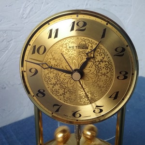 Hettich vintage German table clock with rotating pendulum and plexiglass dome, gold table clock, mantel clock, German anniversary clock zdjęcie 5