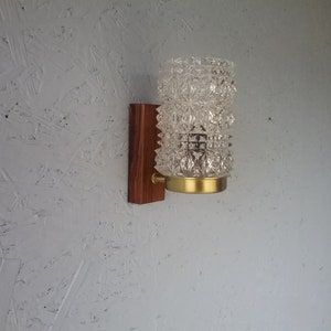 Vintage schwedische Wandlampe, Retro Wandlampe aus den 1960er Jahren, Wandlampe aus Messing, Glas und Teakholz, Wandlampe mit Kristallschirm
