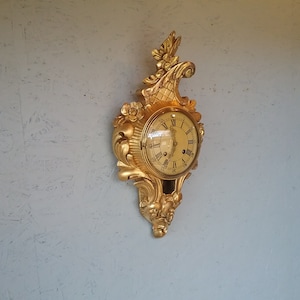 Schwedische Vintage Kartell Wanduhr, Westerstrand Toreboda Pendeluhr, geschnitzte vergoldete mechanische Holzuhr