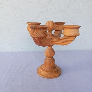 Vintage Scandinavische gedraaide grenen kandelaar, handgemaakte houten kandelaar, traditionele Zweedse kandelaar uit het midden van de eeuw, Zweedse volkskunst