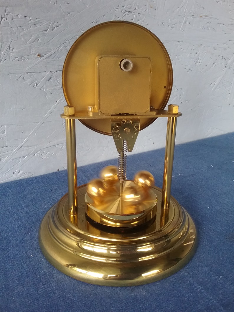 Hettich vintage German table clock with rotating pendulum and plexiglass dome, gold table clock, mantel clock, German anniversary clock zdjęcie 7