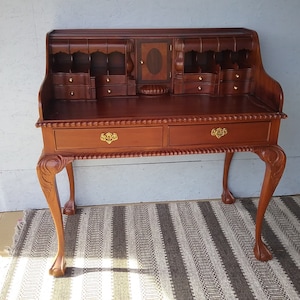 Scrivania di Thomas Chippendale, riproduzione di un antico scrittoio inglese, scrittoio con scomparti nascosti, scrittoio intagliato a mano