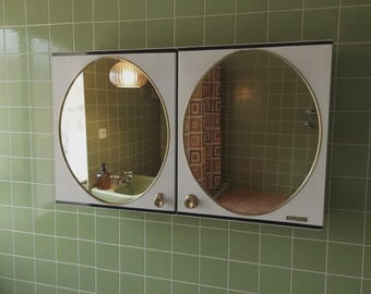 Mueble de baño vintage Svedbergs: botiquín sueco de mediados de siglo, años 70, con espejos dorados.