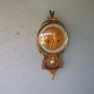 Antike Brobi - Lars Broman Teak Wanduhr mit Pendel, vergoldete Wanduhr von 1930, einzigartige deutsche Wanduhr, Sammleruhr, signierte Uhr