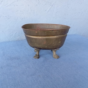 Olla antigua de cobre martillado ovalada con patas de león de latón, tina de cobre hecha a mano, recipiente de cobre escandinavo, regalo de inauguración de la casa