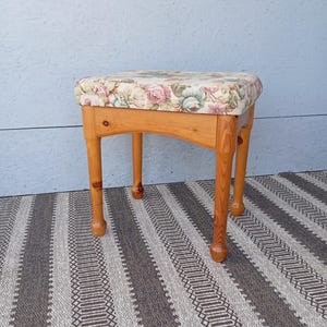 Vintage skandinavischer gepolsterter Sitz, gedrechselter Kiefernhocker, Schminktisch oder Betthocker, Flurhocker, Wohndekor, Einweihungsgeschenk