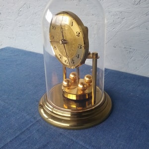 Hettich vintage German table clock with rotating pendulum and plexiglass dome, gold table clock, mantel clock, German anniversary clock zdjęcie 2