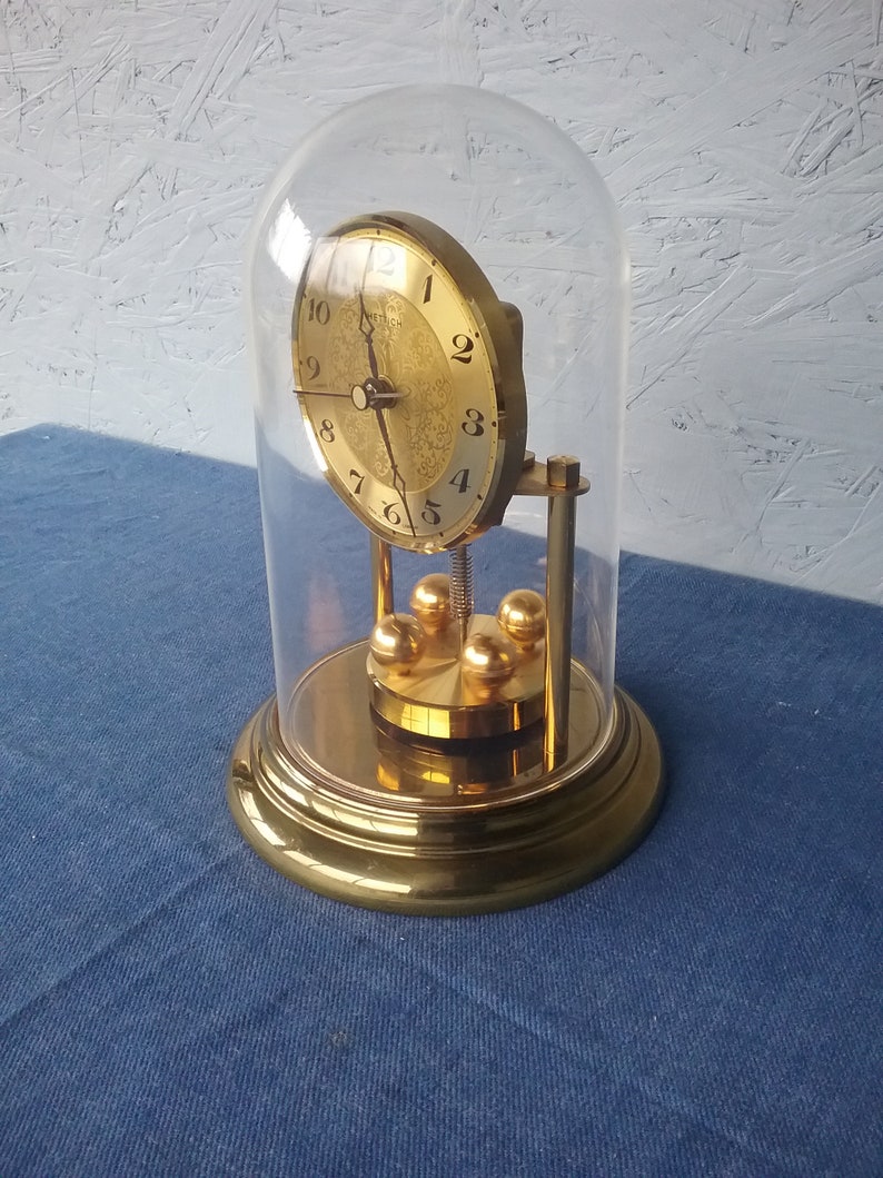 Hettich vintage German table clock with rotating pendulum and plexiglass dome, gold table clock, mantel clock, German anniversary clock zdjęcie 2