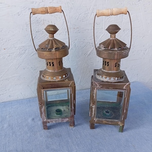 Een van de twee antieke Scandinavische kaarslantaarns, handgemaakte Zweedse koperen lantaarn, lantaarn met dik afgeschuind glas, rustieke decoratie