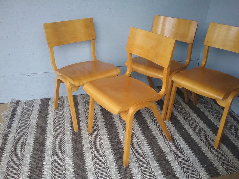 1 von 4 schwedischen Mid-Century Modern-Stapelstühlen aus Ahornholz, Bugholz und Sperrholzstuhl aus den 1960er Jahren, skandinavische Stühle Bild 3