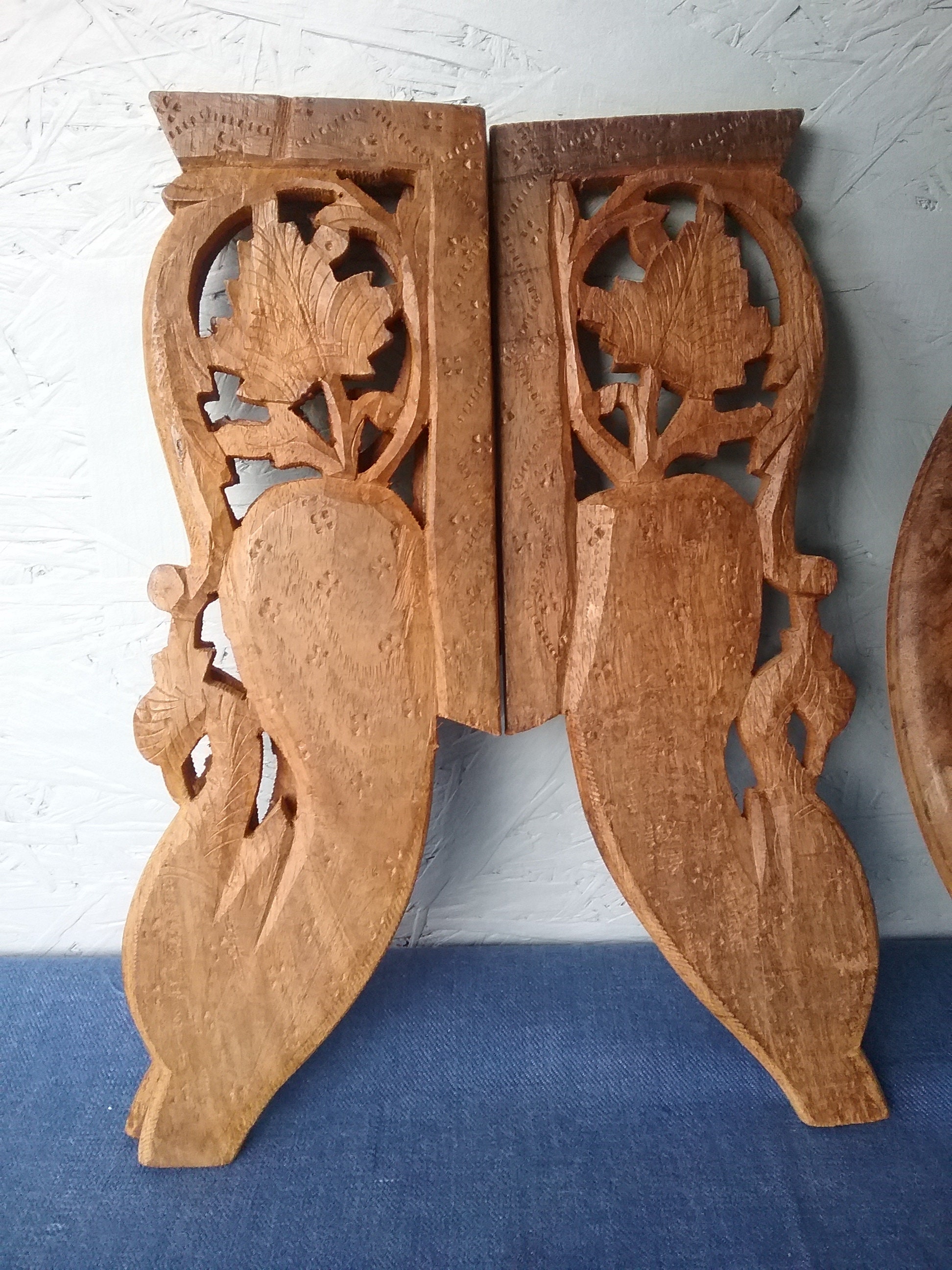 ヴィンテージの手彫り折りたたみテーブル：インド産ローズウッド象嵌