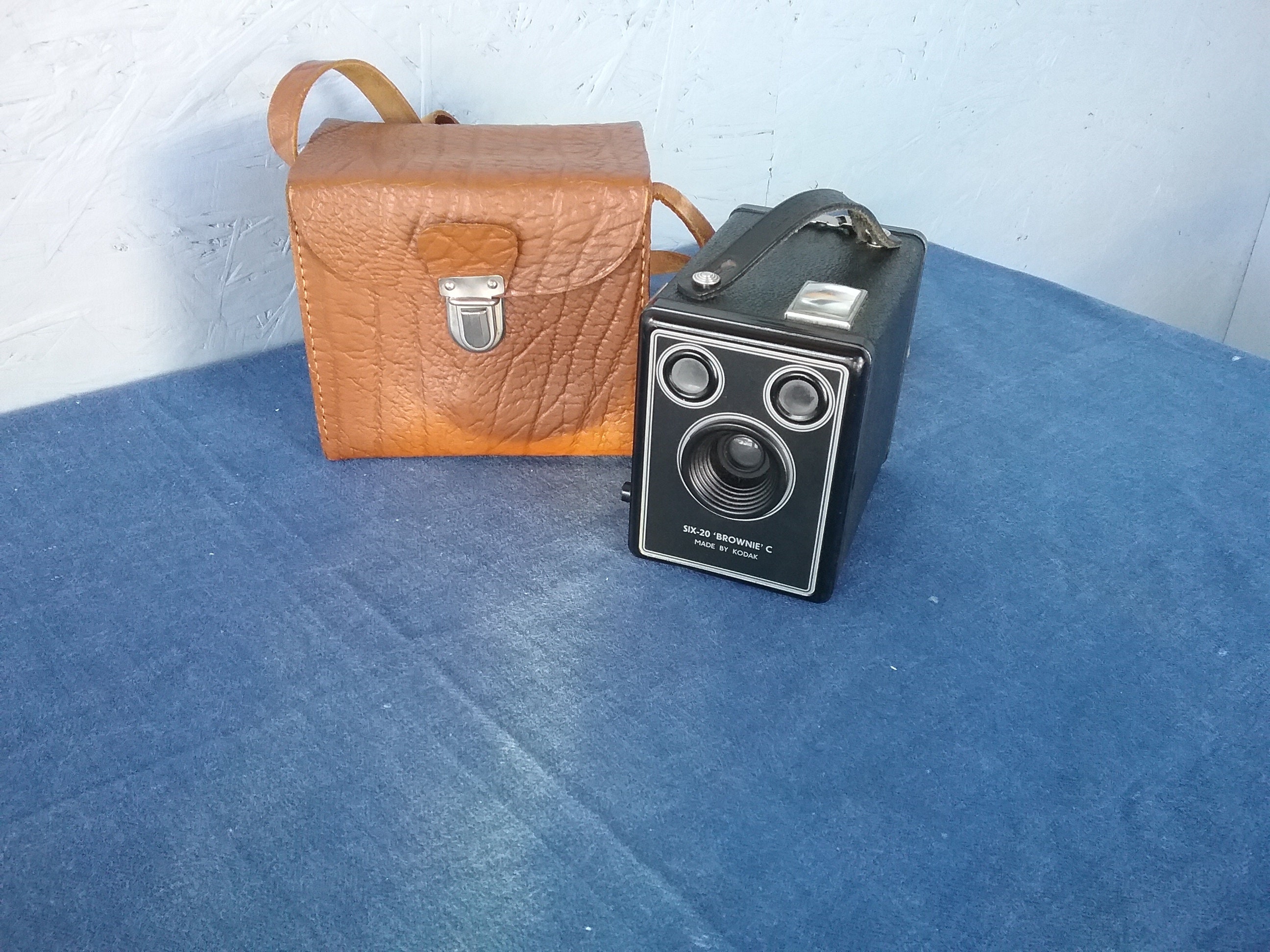 retro-collection-ancien appareil photo SIX-20 BROWNIE C - KODAK + étui cuir