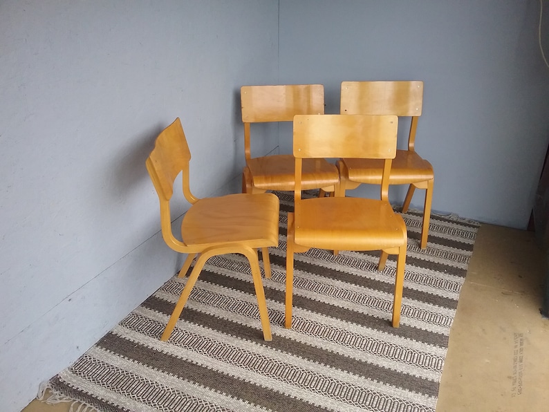 1 von 4 schwedischen Mid-Century Modern-Stapelstühlen aus Ahornholz, Bugholz und Sperrholzstuhl aus den 1960er Jahren, skandinavische Stühle Bild 1