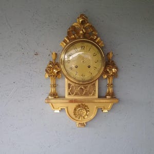 Szwedzki zabytkowy zegar ścienny typu cartel, zegar wahadłowy Westerstrand Toreboda, rzeźbiony drewniany pozłacany zegar mechaniczny