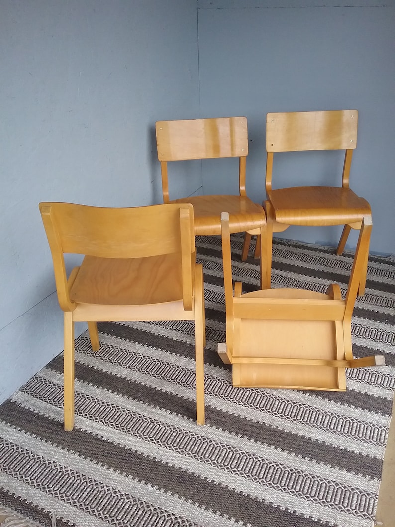 1 von 4 schwedischen Mid-Century Modern-Stapelstühlen aus Ahornholz, Bugholz und Sperrholzstuhl aus den 1960er Jahren, skandinavische Stühle Bild 2