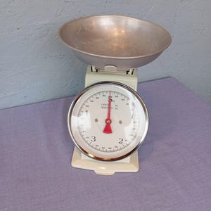 Vintage metal clock scale with bowl, kitchen scale, mechanical scale, housewarming gift, vintage kitchen decor