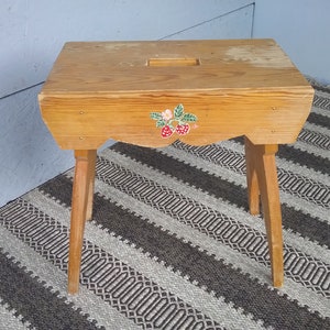 Vintage Handgefertigter Skandinavischer Kiefernhocker: Rustikaler schwedischer Volkskunst-Blumenständer