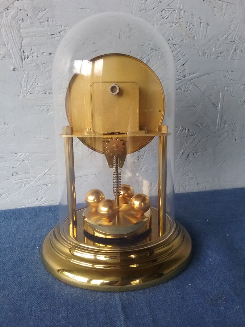 Hettich vintage German table clock with rotating pendulum and plexiglass dome, gold table clock, mantel clock, German anniversary clock zdjęcie 3
