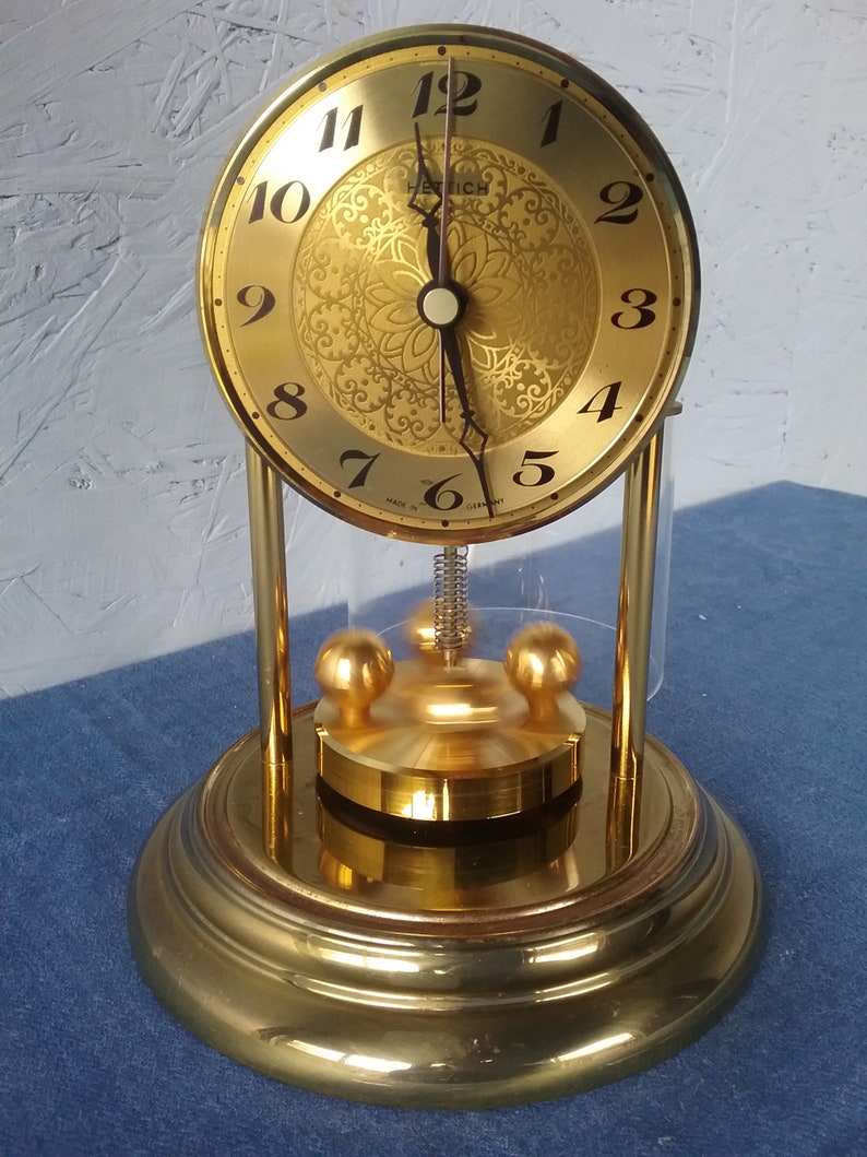 Hettich vintage German table clock with rotating pendulum and plexiglass dome, gold table clock, mantel clock, German anniversary clock zdjęcie 6