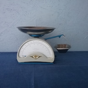Solid vintage LINDELLS Swedish metal kitchen scale, Scandinavian scale, vintage kitchen decor, patented scale
