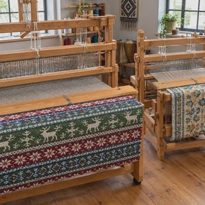 Justerbara trävävskalmar, vintage skandinaviska vävstolsbårar, traditionellt textilverktygsset.