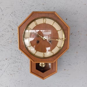 Vintage Franz Hermle & Sons wall clock with pendulum and 14-day mechanism, German mechanical clock from the 1960s, hexagonal clock