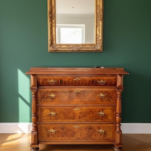 Antike Viktorianische Kommode aus Nussbaumwurzelholz im Neo-Renaissance-Stil mit Messinggriffen.