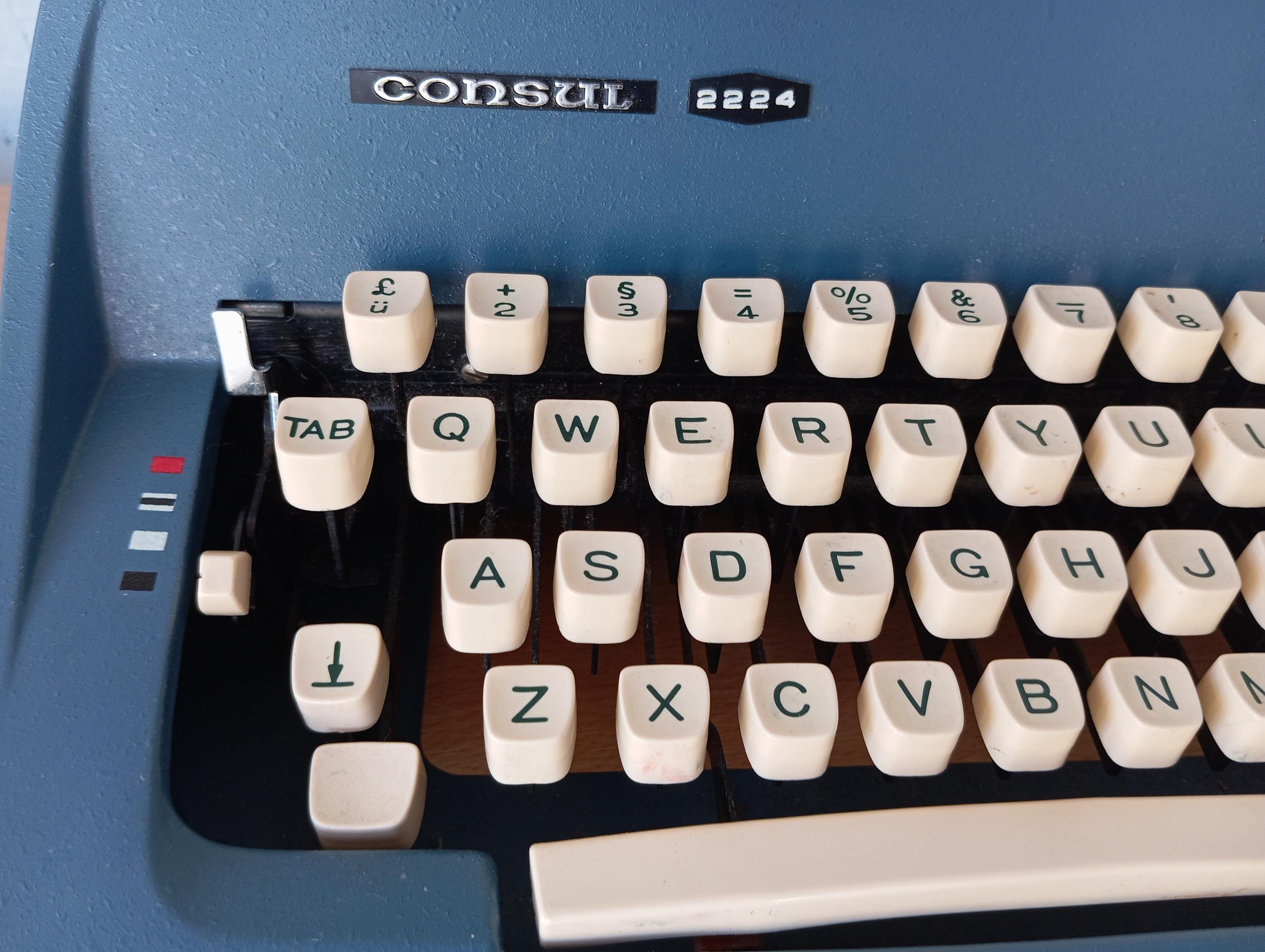 ヴィンテージ Consul タイプライター 2224 - 1980年代チェコ製