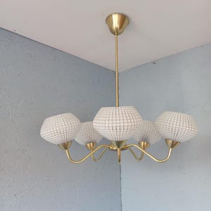 Vintage 5 arm chandelier in brass, teak and glass, mid-century chandelier, 1960s brass pendant lamp, ceiling lamp, housewarming gift