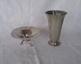 Prima Svenskt Tenn Handarbetet Stockholm, set consisting of a vase and a bowl on legs, handmade Scandinavian zinc dishes 1933-1934