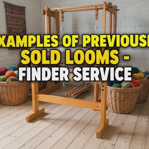 Può includere: Un telaio in legno di colore chiaro si trova in una stanza con due grandi cesti di vimini pieni di gomitoli di lana colorati su entrambi i lati. Il testo EXAMPLES OF PREVIOUSLY SOLD LOOMS - FINDER SERVICE è sovrapposto in giallo e bianco.
