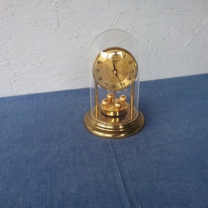 Hettich vintage German table clock with rotating pendulum and plexiglass dome, gold table clock, mantel clock, German anniversary clock zdjęcie 1