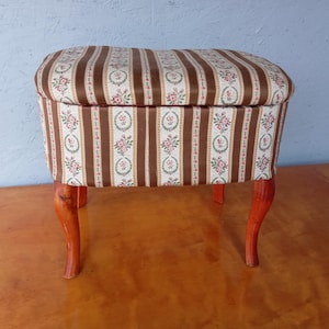 Vintage Polsterhocker: Handgefertigter skandinavischer Fußhocker mit Stauraum