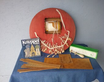 Zweden knyppling - vintage Zweedse draadkantkit met klossen, kantkussen, ambachtelijke spindels, handgemaakte kant, draadkantpatronen