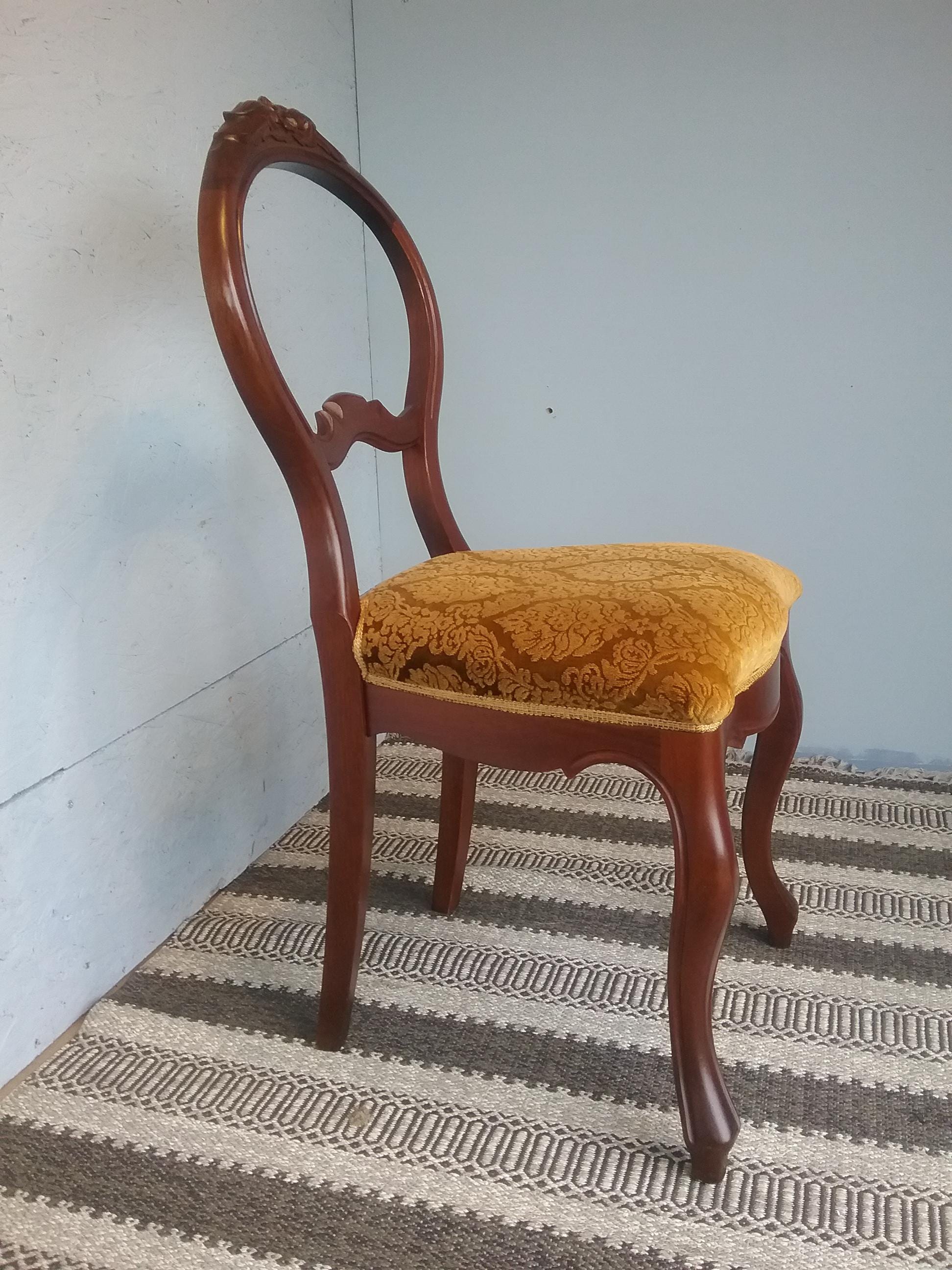 Una delle due sedie Luigi Filippo, una sedia d'epoca, una sedia