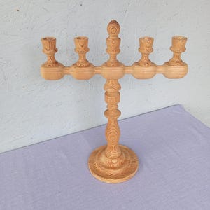 Vintage grote Scandinavische gedraaide grenen kandelaar, handgemaakte houten kandelaar, traditionele Zweedse kandelaar, rustieke decoratie